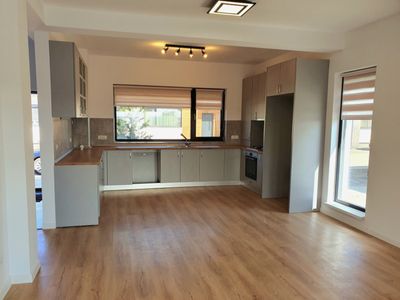 Casă cu 4 camere de închiriat în Tunari – fotografia 2 din 9