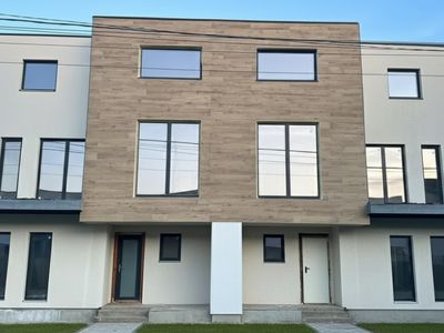 Casă cu 7 camere de vânzare în Central, Tunari – fotografia 3 din 13