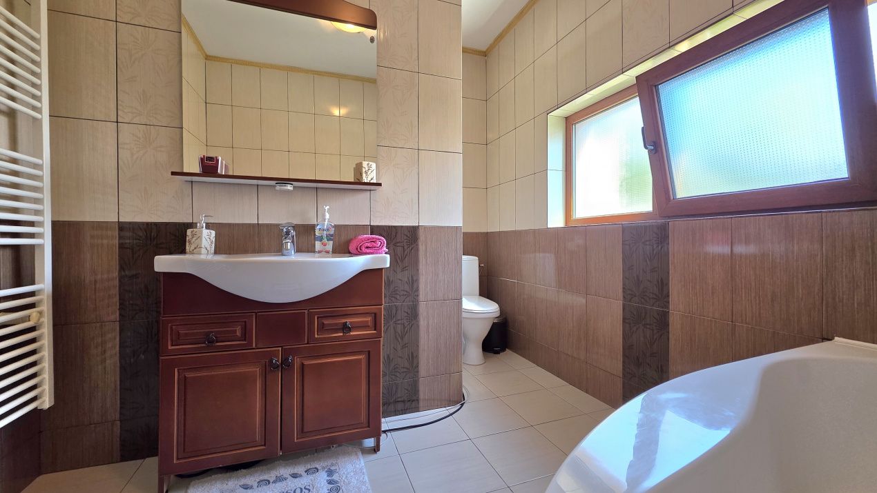 Casă cu 4 camere de vânzare în Lazu – fotografia 9 din 26