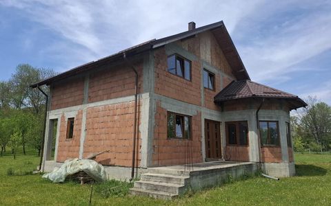 Casă cu 5 camere de vânzare în Central, Pucioasa-Sat