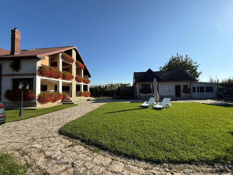 Casă cu 10 camere de vânzare în Central, Roman – fotografia 4 din 9
