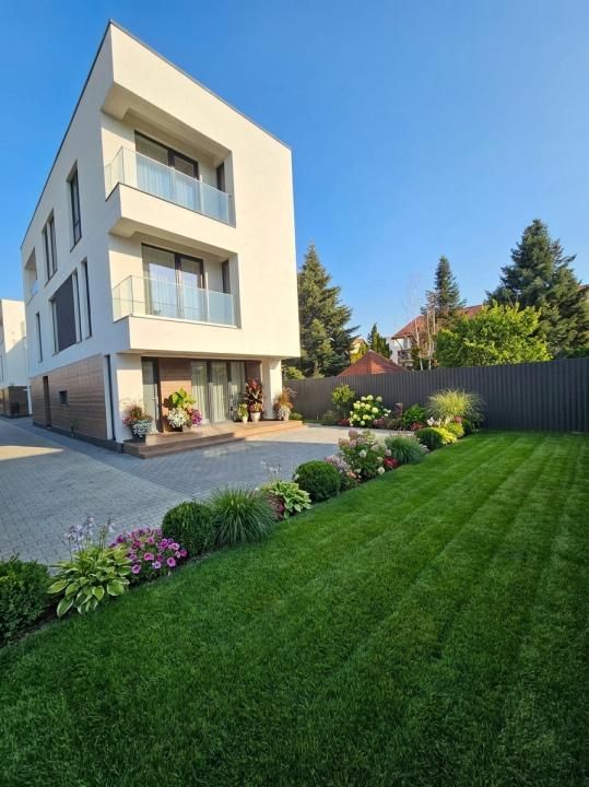 Casă cu 7 camere de vânzare în Iancu Nicolae, București – fotografia 1 din 21