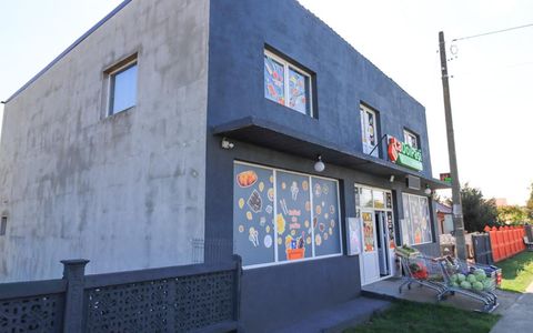 Spațiu comercial cu 3 camere de vânzare în Central, Tamadau Mare