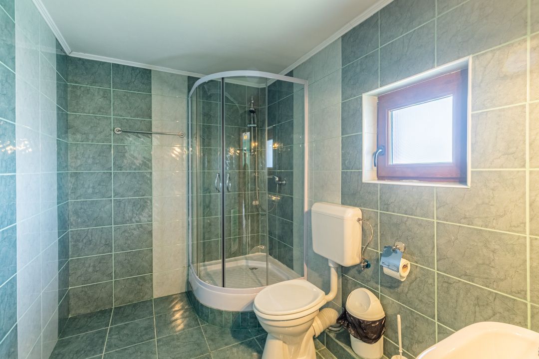 Casă cu 10 camere de vânzare în Râșnov – fotografia 33 din 35