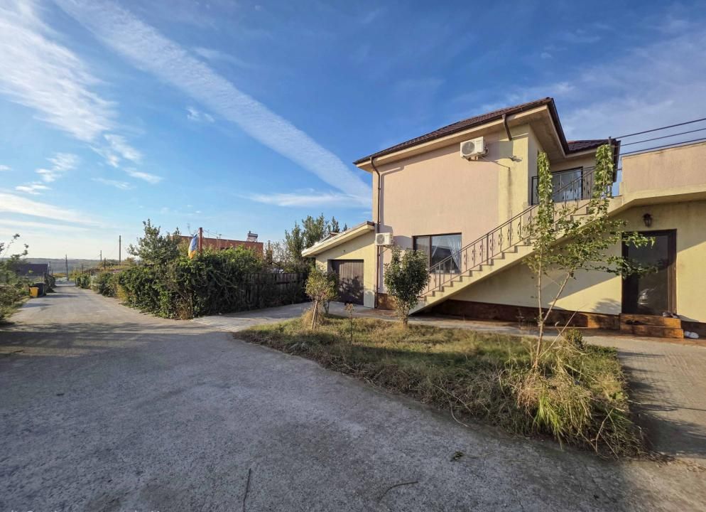 Casă cu 6 camere de vânzare în Central, Corbu – fotografia 2 din 17