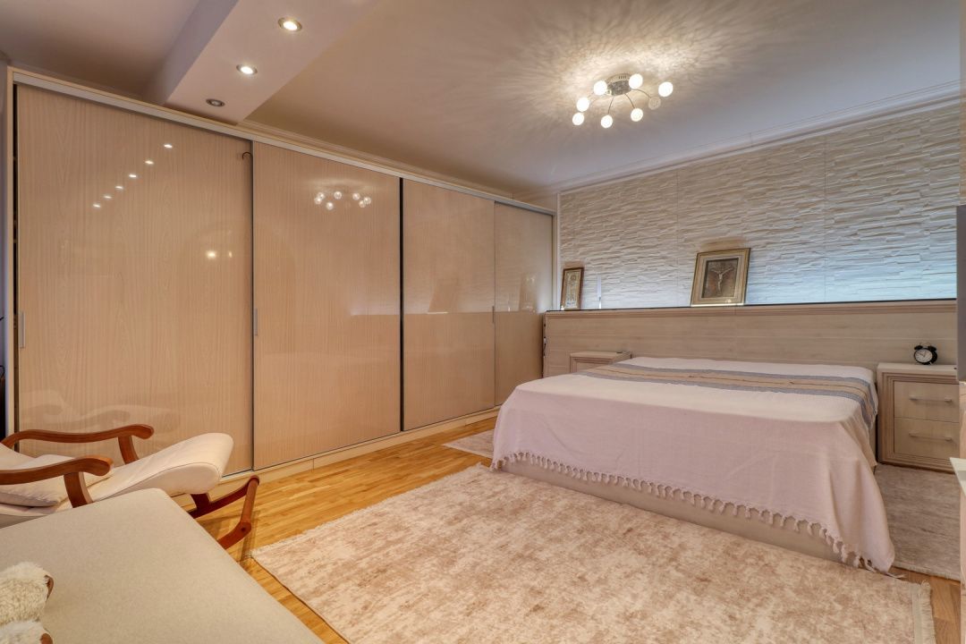 Casă cu 8 camere de vânzare în Mogoșoaia – fotografia 2 din 24