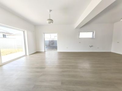 Casă cu 4 camere de vânzare în Tunari – fotografia 5 din 26