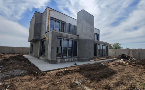 Casă cu 7 camere de vânzare în Tunari