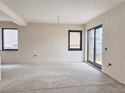 Casă cu 4 camere de vânzare în Sud, Ovidiu – fotografia 2 din 8