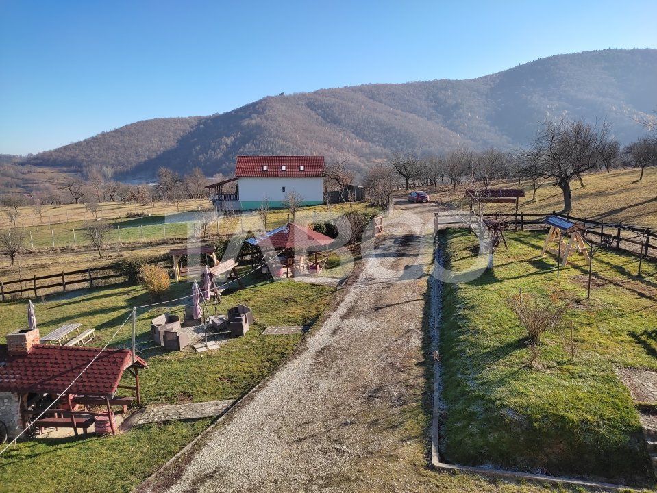 Casă cu 9 camere de vânzare în Fantanele – fotografia 4 din 18