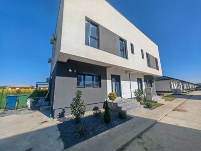 Casă cu 4 camere de vânzare în Central, Tunari – fotografia 2 din 22