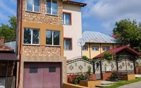 Casă cu 9 camere de vânzare în Ștefănești