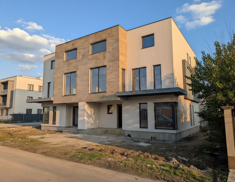 Casă cu 7 camere de vânzare în Central, Tunari – fotografia 1 din 13