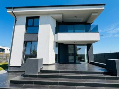 Casă cu 4 camere de vânzare în Central, Tunari – fotografia 2 din 12