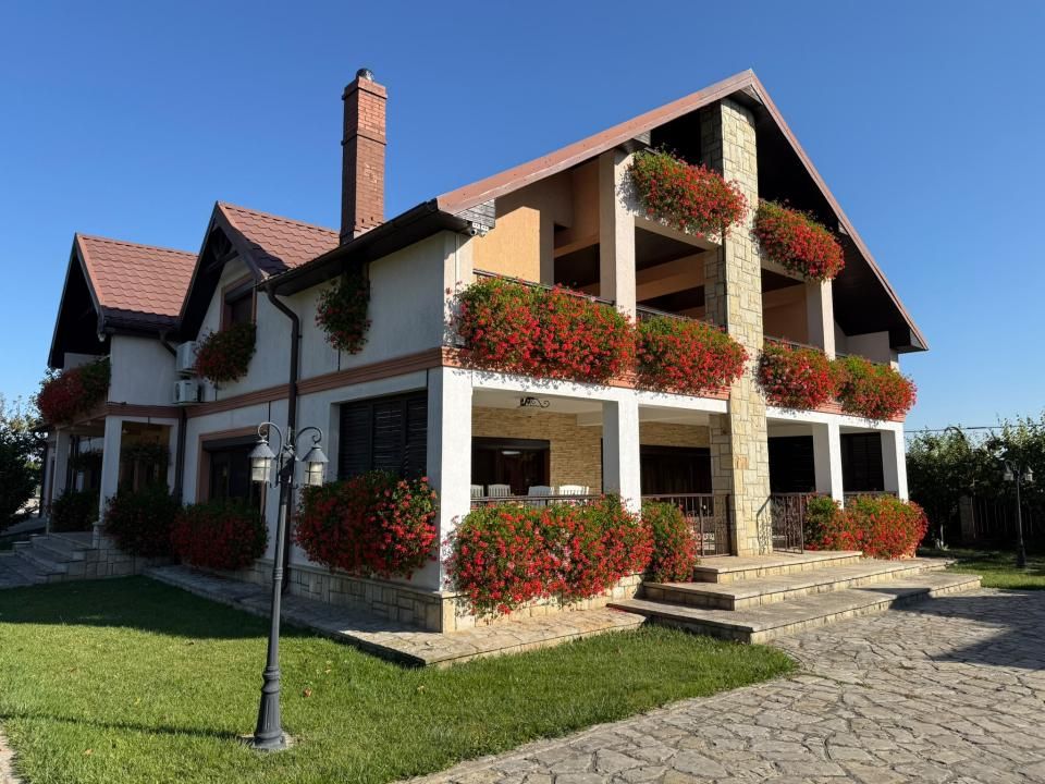 Casă cu 10 camere de vânzare în Central, Roman – fotografia 1 din 9