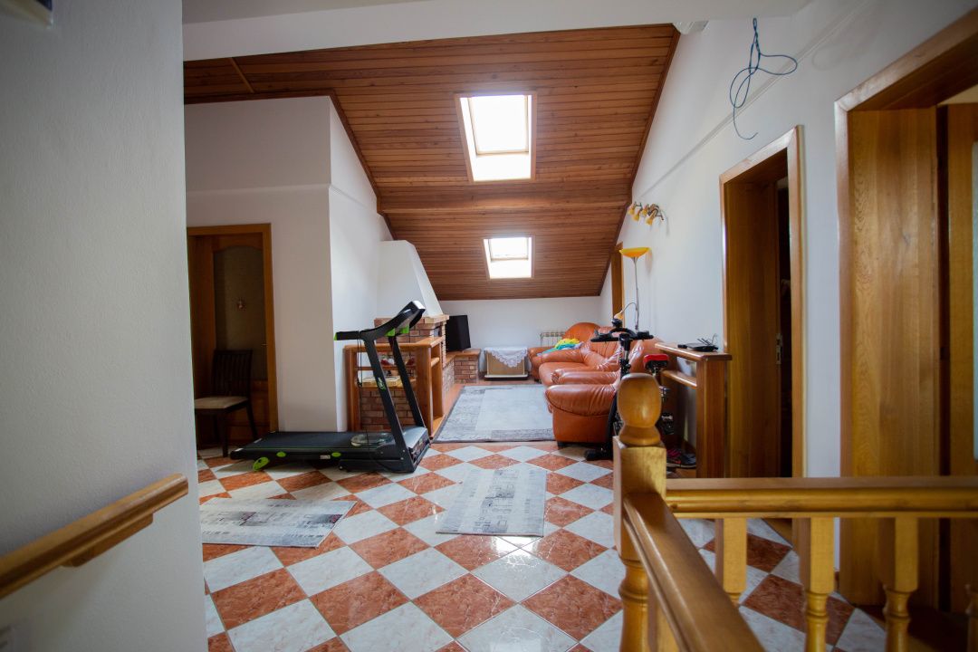 Casă cu 6 camere de vânzare în Comănești – fotografia 34 din 72