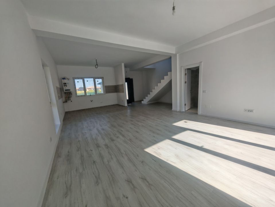 Casă cu 4 camere de vânzare în Central, Tunari – fotografia 15 din 17