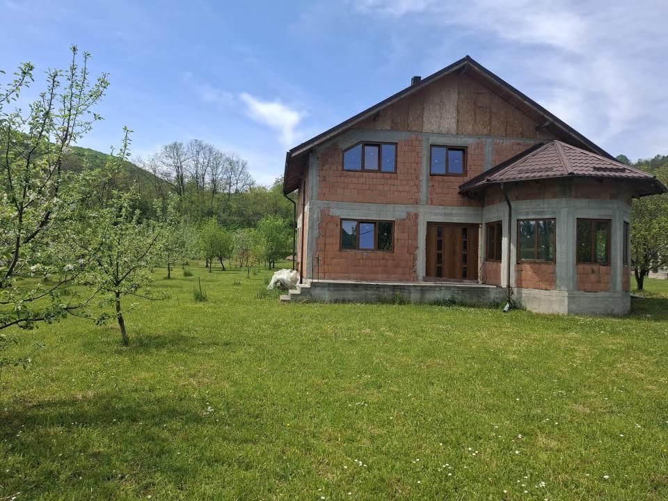 Casă cu 5 camere de vânzare în Central, Pucioasa-Sat – fotografia 15 din 19