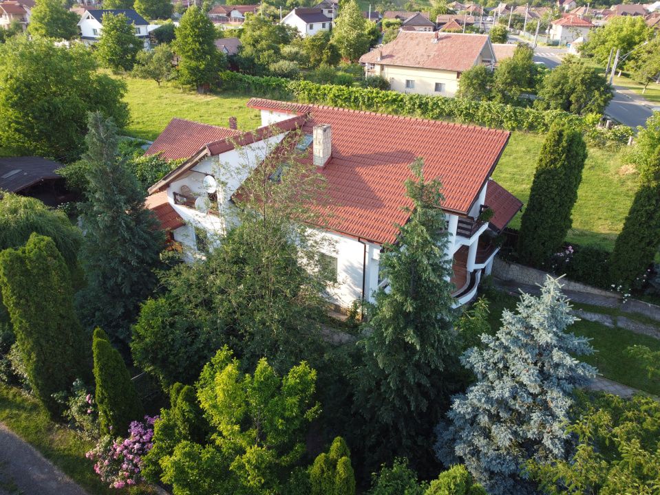 Casă cu 6 camere de vânzare în Comănești – fotografia 3 din 72