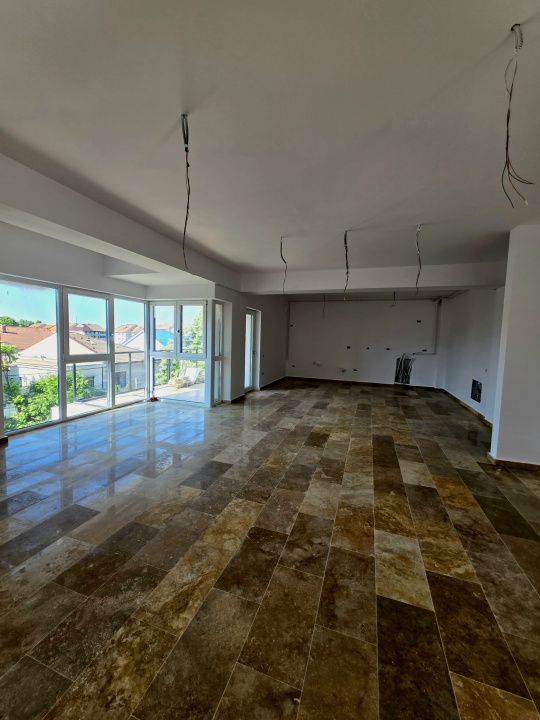 Casă cu 12 camere de vânzare în Faleza Nord, Constanța – fotografia 1 din 22