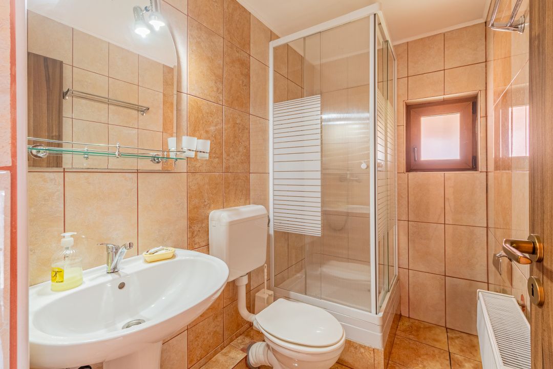 Casă cu 10 camere de vânzare în Râșnov – fotografia 9 din 35
