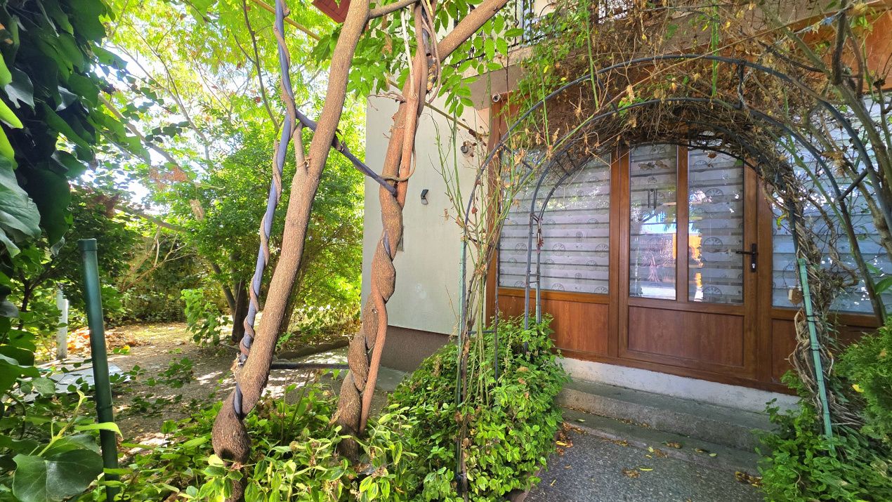 Casă cu 4 camere de vânzare în Lazu – fotografia 1 din 26