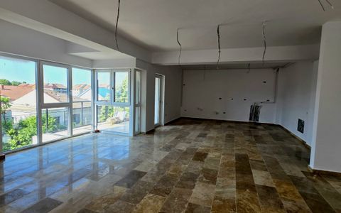Apartament cu 4 camere de vânzare în Faleza Nord, Constanța