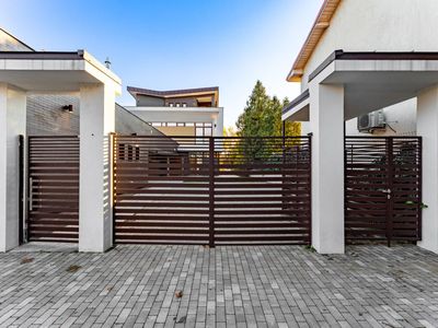 Casă cu 7 camere de vânzare în Mogoșoaia – fotografia 2 din 26