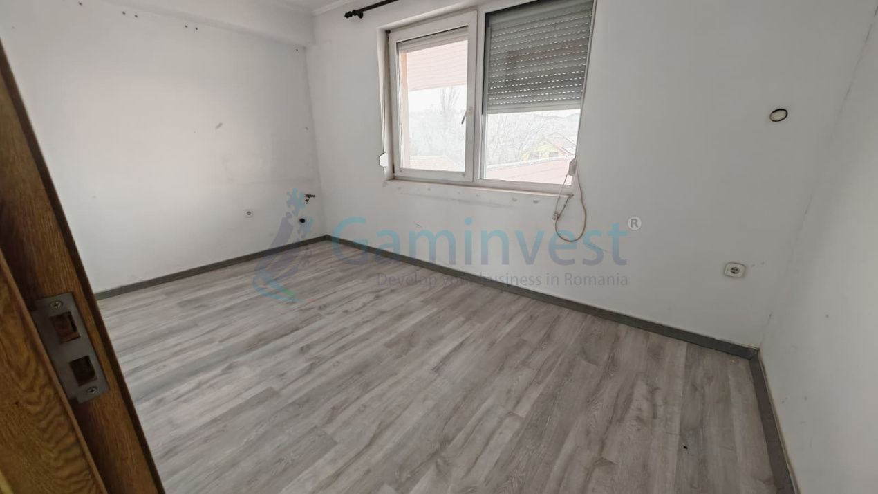 Spațiu comercial cu 8 camere de vânzare în Aleșd – fotografia 4 din 5