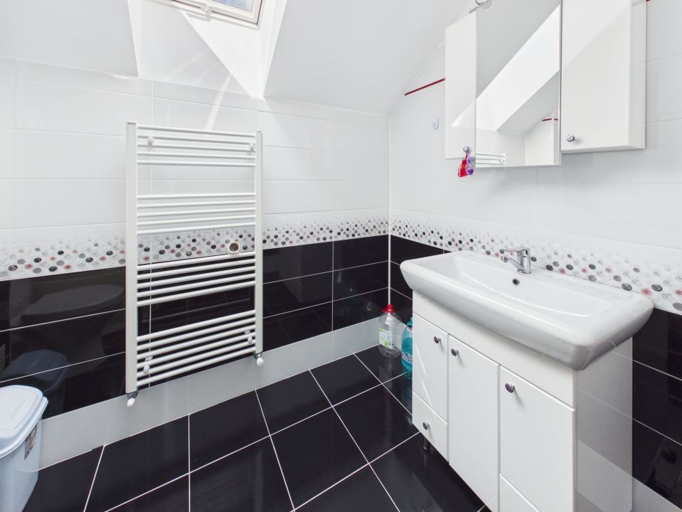 Casă cu 10 camere de vânzare în Tohanu Nou – fotografia 34 din 46
