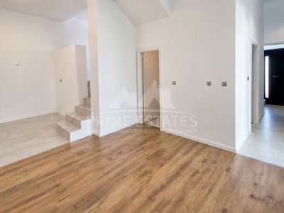 Casă cu 5 camere de vânzare în Exterior Est, Tunari – fotografia 3 din 26