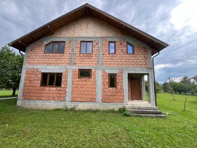 Casă cu 5 camere de vânzare în Central, Pucioasa-Sat – fotografia 3 din 19