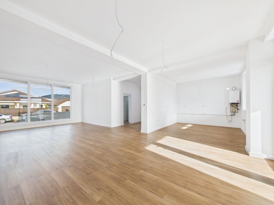 Casă cu 4 camere de vânzare în Est, Sânpetru – fotografia 2 din 28