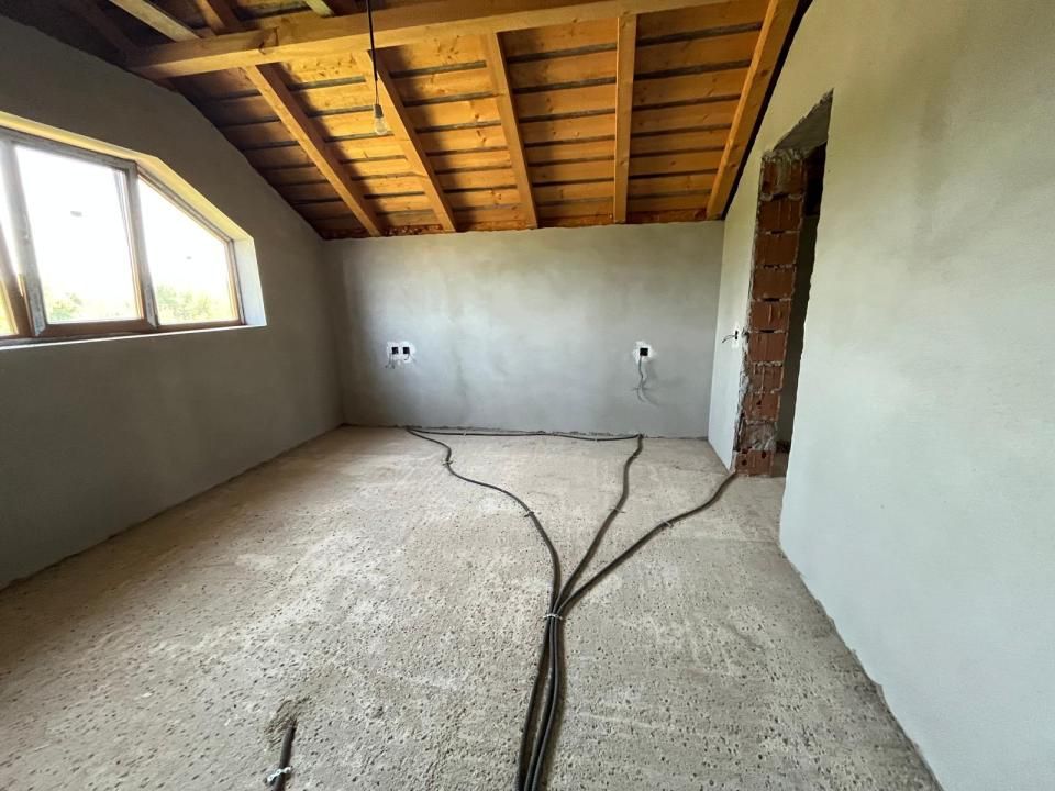 Casă cu 5 camere de vânzare în Central, Pucioasa-Sat – fotografia 5 din 19