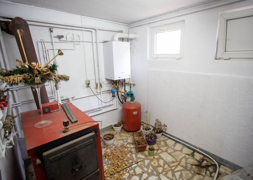 Casă cu 6 camere de vânzare în Comănești – fotografia 61 din 72
