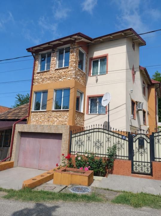 Casă cu 9 camere de vânzare în Ștefănești – fotografia 2 din 13