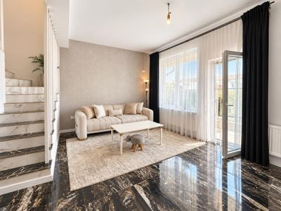 Casă cu 4 camere de vânzare în Central, Dobroești – fotografia 2 din 14