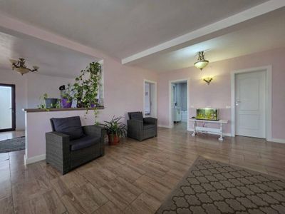 Casă cu 6 camere de vânzare în Central, Corbu – fotografia 5 din 17