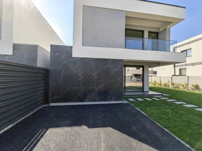 Casă cu 5 camere de vânzare în Tunari – fotografia 2 din 23
