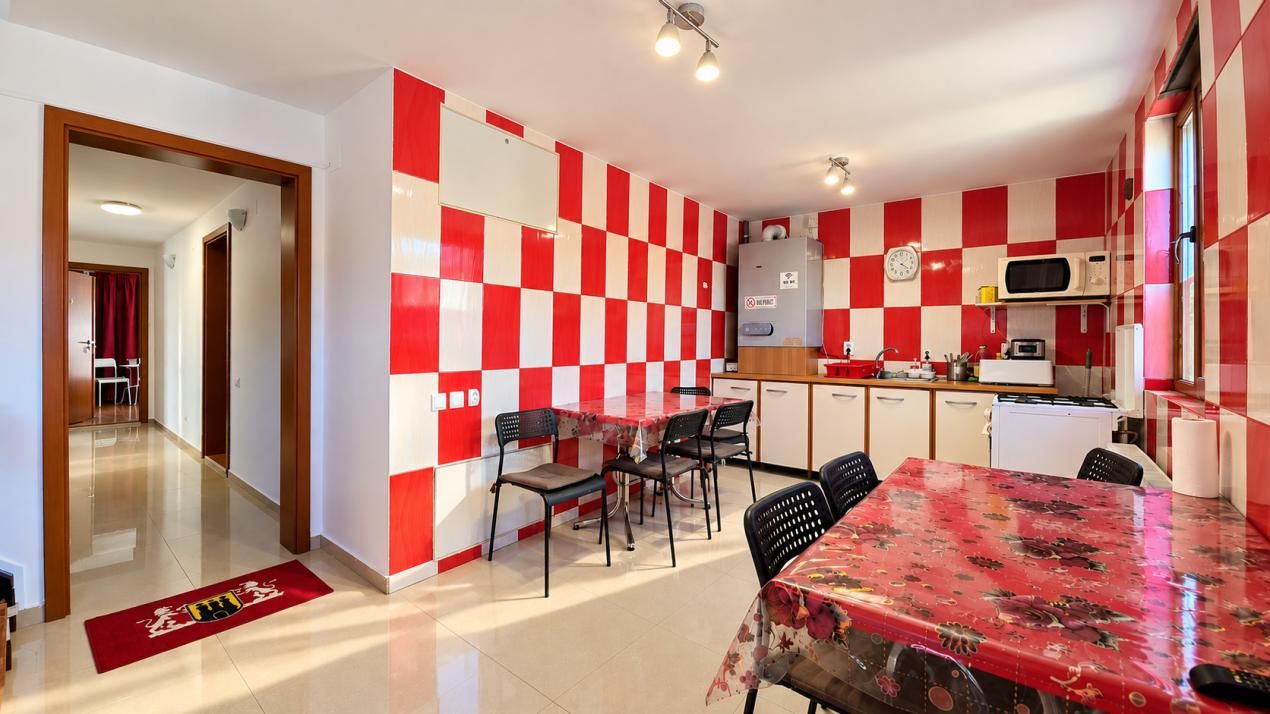 Casă cu 11 camere de vânzare în Central, Bușteni – fotografia 14 din 40