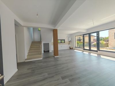 Casă cu 6 camere de vânzare în Tunari – fotografia 5 din 28