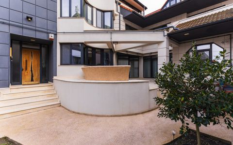 Casă cu 11 camere de vânzare în Faleza Nord, Constanța
