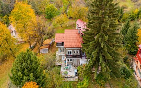 Casă cu 7 camere de vânzare în Central, Bran