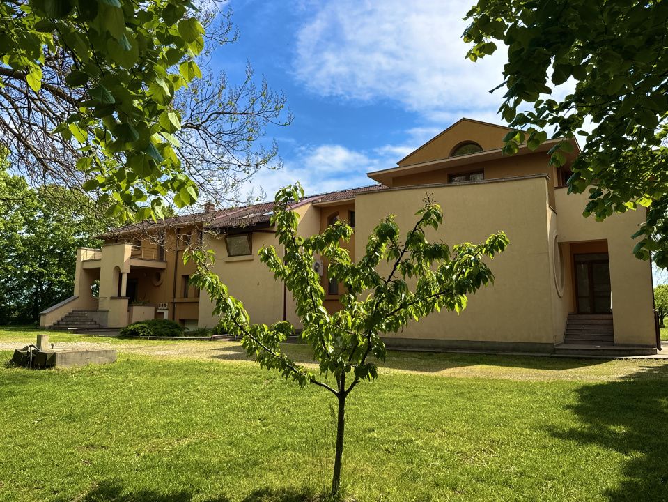 Spațiu comercial cu 10 camere de vânzare în Central, Frumusani – fotografia 40 din 40