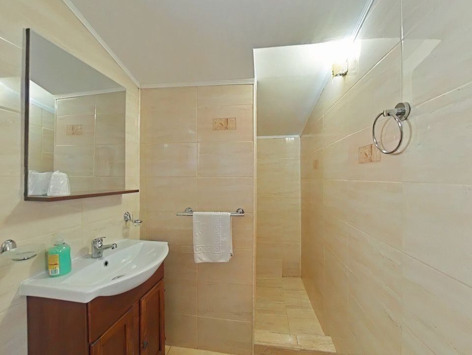 Casă cu 5 camere de închiriat în Moieciu de Jos – fotografia 16 din 18
