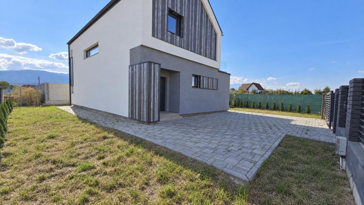 Casă cu 5 camere de vânzare în Central, Cristian – fotografia 4 din 26