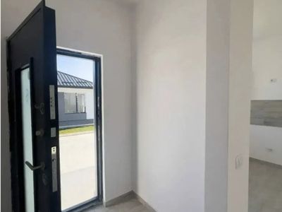 Casă cu 4 camere de vânzare în Central, Tunari – fotografia 4 din 18