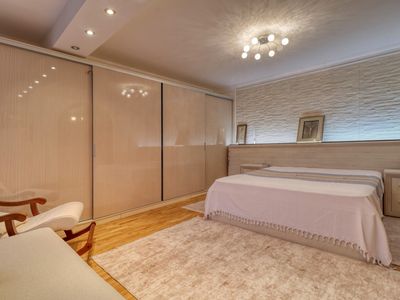 Casă cu 8 camere de vânzare în Mogoșoaia – fotografia 2 din 24