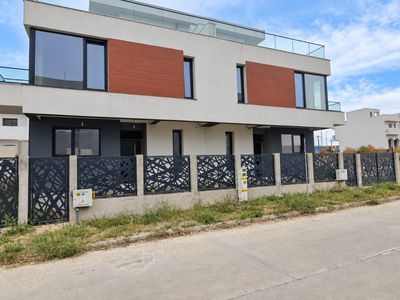 Casă cu 4 camere de vânzare în Sud, Ovidiu – fotografia 2 din 9