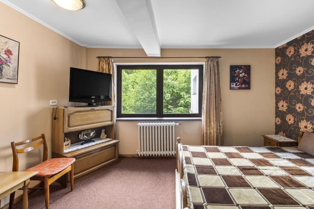 Casă cu 8 camere de vânzare în Zamora, Bușteni – fotografia 11 din 20